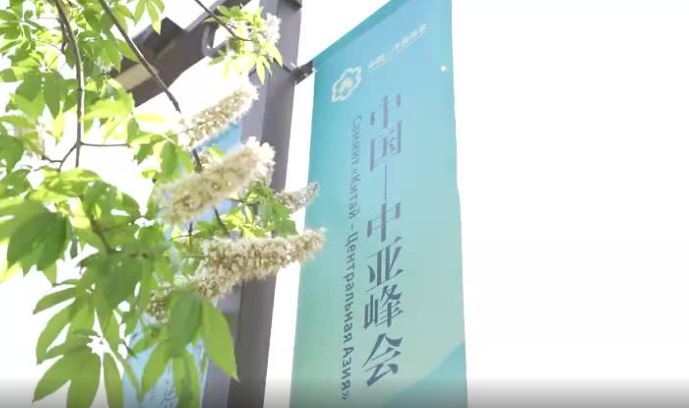 ����@����⽻��ǰ��ح�ď��q���ܵ���ɫʯ�� �z·�ŵ����@��l(f��)�µ����C