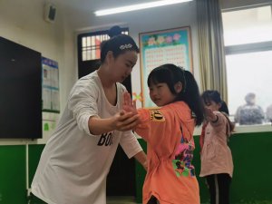 �h�������l(xi��ng)�h�{���(zh��n)���ČW(xu��)У�_չ�ͽ̻��