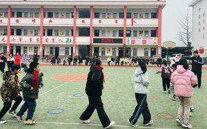 �h�������l(xi��ng)�h�����(zh��n)���ČW(xu��)У�e���w���W(xu��)�ƽ��г��л��(d��ng)