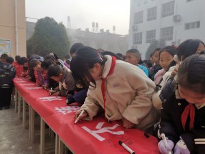 �h�������l(xi��ng)�h�{���(zh��n)���ČW(xu��)У�_չ�Gɫ����