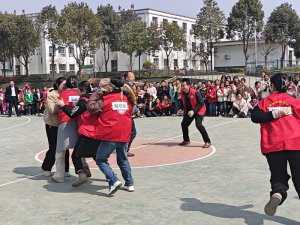 �cף�DŮ��(ji��)  �h�������l(xi��ng)�h�{���(zh��n)���ČW(xu��)У�_(k��i)չ�����F(tu��n)�����(d��ng)