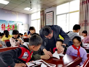 �h�������l(xi��ng)�h�����(zh��n)���ČW(xu��)У����ģ�M(j��n)У�@�����������(m��ng)