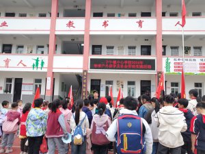 �h�������l(xi��ng)�h�����(zh��n)���ČW(xu��)У�������L(zh��ng)һ��ȤҰ����