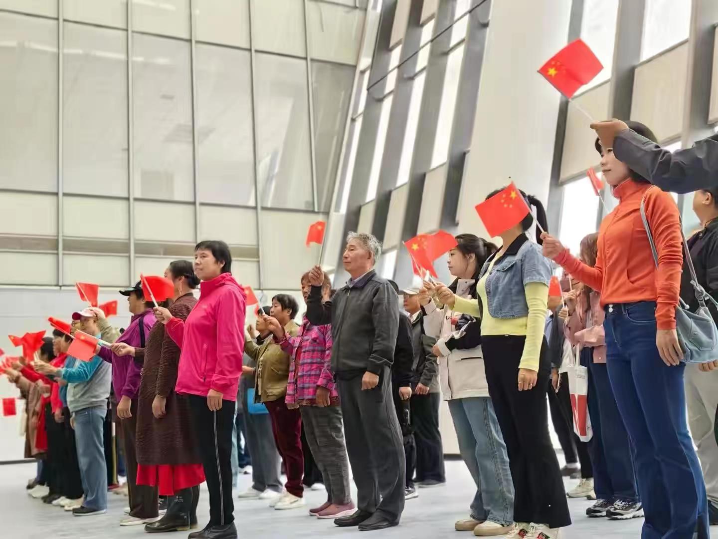 �A����e�k���A���Щ�ꡱ�cף���A���񹲺͇�����75��������Ƭչ