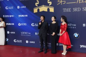 �����������Ǵ��R����������ꇽz�I֮·��(gu��)�H�Ӱ��(ji��)