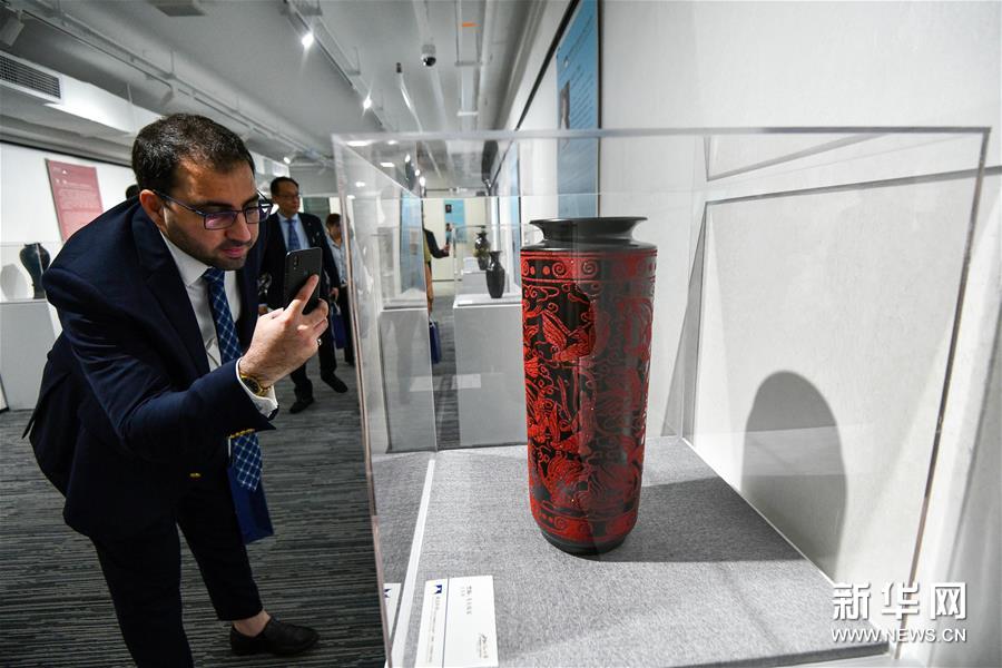 �����H����1���ӱ��մ�չ���R�������e��