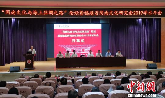 200�������ҌW�߸���Ȫ�ݟ��h���}���Ļ��c���Ͻz�I֮·��