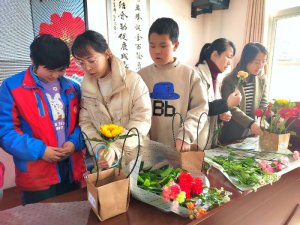 ���l(xi��ng)�h��������W(xu��)У�_(k��i)չ�cף���ˋDŮ��(ji��)�廨���(d��ng)