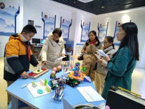 μ���к�ꖿh��ʮ������С�W�Ƽ���(ji��)��Ʒչ�u��ӈA�M��Ļ