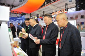 ���������������硰�����L(zh��ng)���� ���}�Ļ����(d��ng)��ϵ�ЈD��(sh��)Ҋ(ji��n)���(hu��)�ھ��A�M�e��