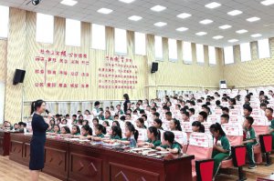 ��Խ�r(sh��)�յ��n�ã�μ���С�����(d��ng)�����^�����M(j��n)�ѳǿh���С�W(xu��)