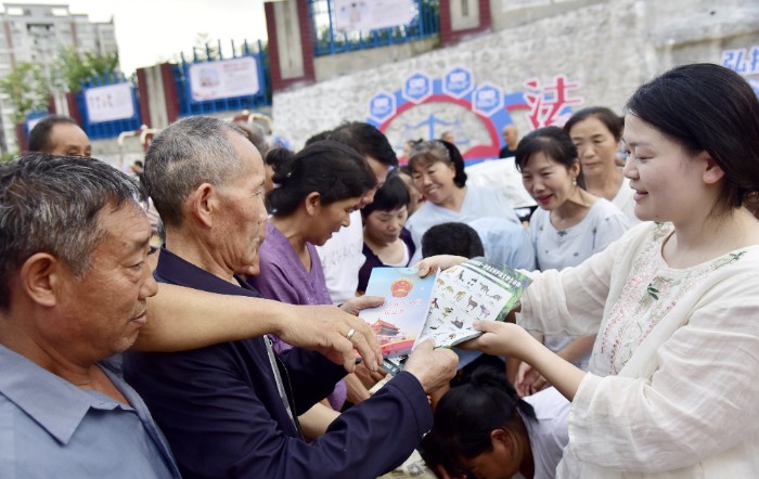 8��14���������h˾���ָɲ����կ�ӽֵ�Ͳ܇����^(q��)����l(f��)���շ�����Ʒ������A �z.JPG