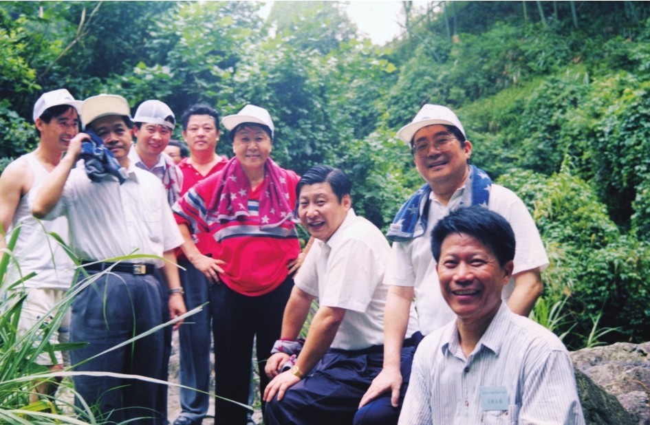 1999��6������(x��)��ƽ�ڸ���ɭ�ֹ��@���Ӽo(j��)��ë��ϯ���l(f��)չ�w���\(y��n)��(d��ng)������(qi��ng)�����w�|(zh��)���}�~47�����ɽ�������(d��ng)�����DƬ��Դ������(x��)��ƽ�ڸ�������(c��)����