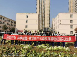 �ذ�ɽ������һ���l(xi��ng)����е�ͻ���c�`��